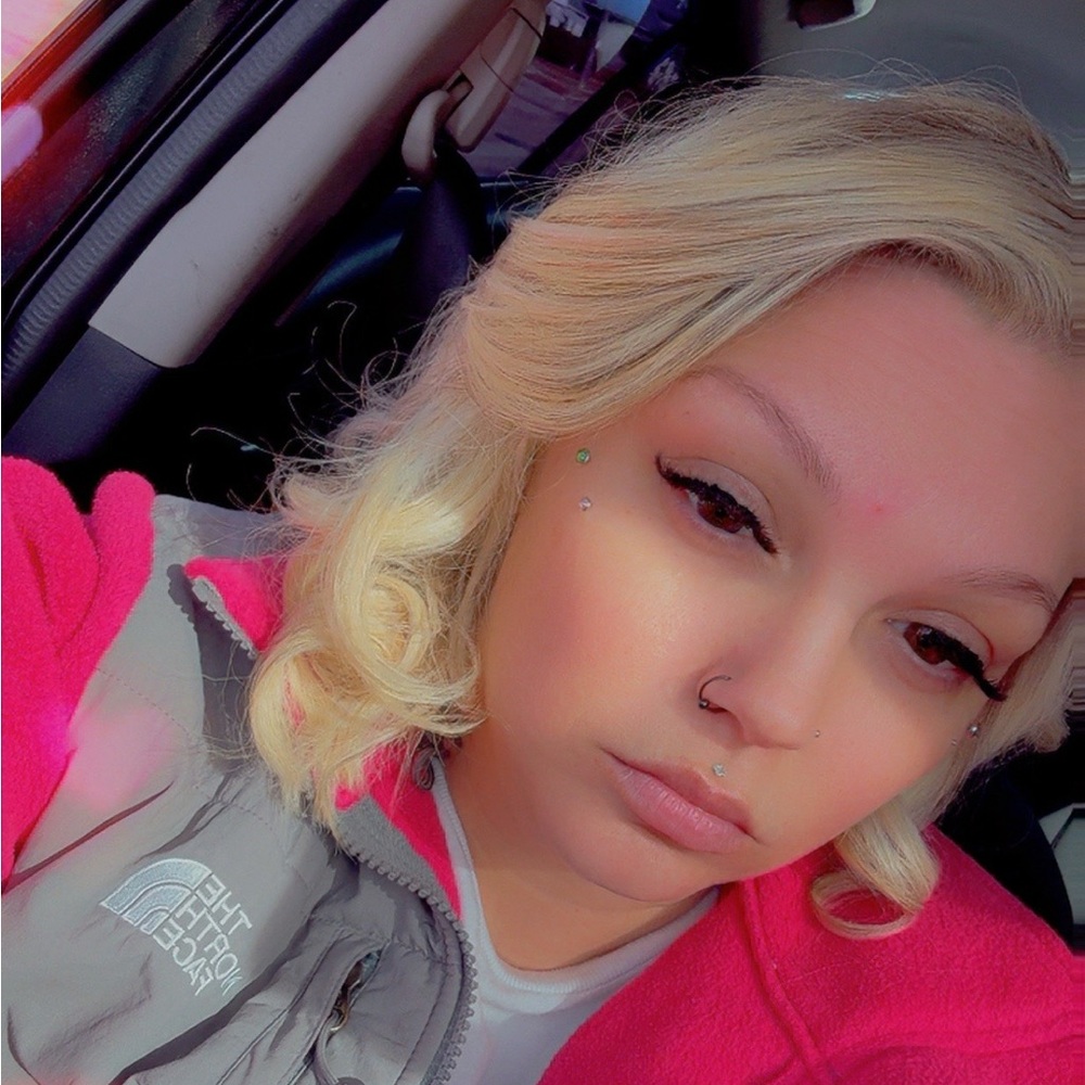 Meet your Posher, Larissa